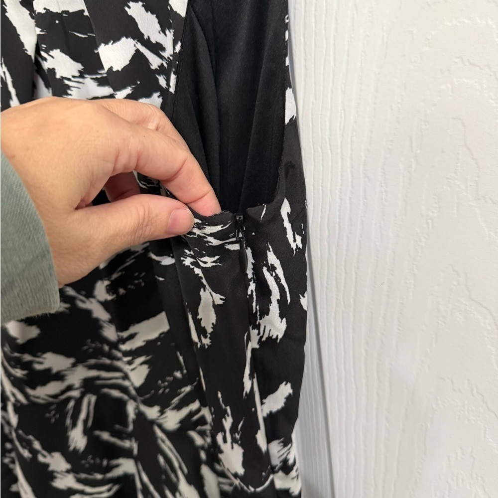 Express Black White Abstract Pleated Fit Flare Dress Small size 6 - Picture 3 of 5